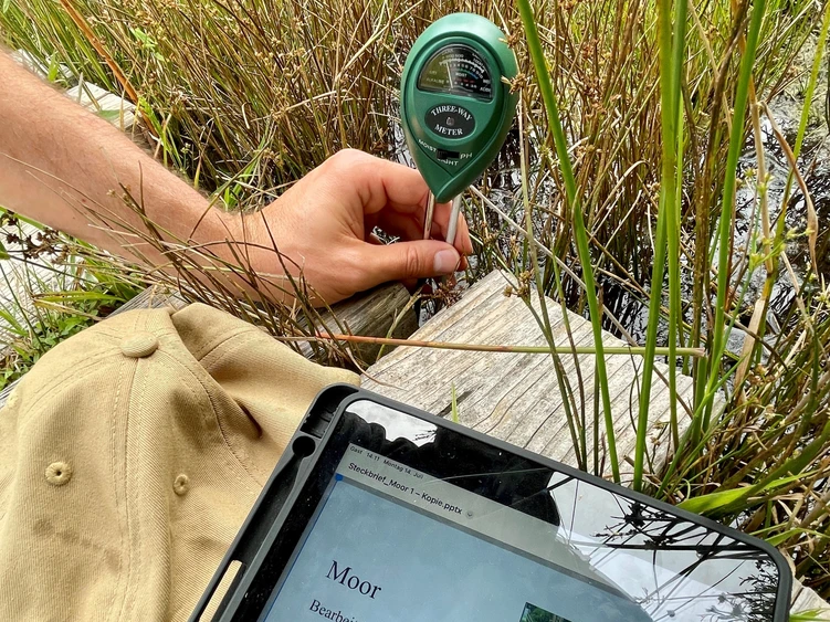 Messinstrument und Tablett im Gras.