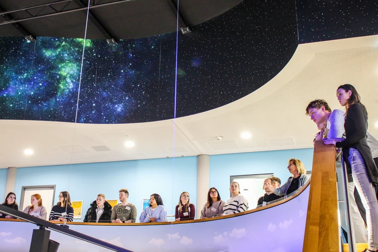 Junge Auszubildende auf der Empore der KLIMA ARENA