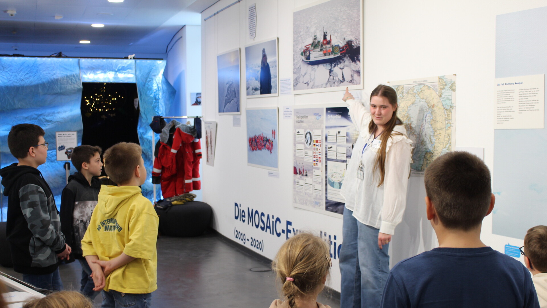 Kindergruppe bei F&uuml;hrung in der Sonderausstellung Polarstern.