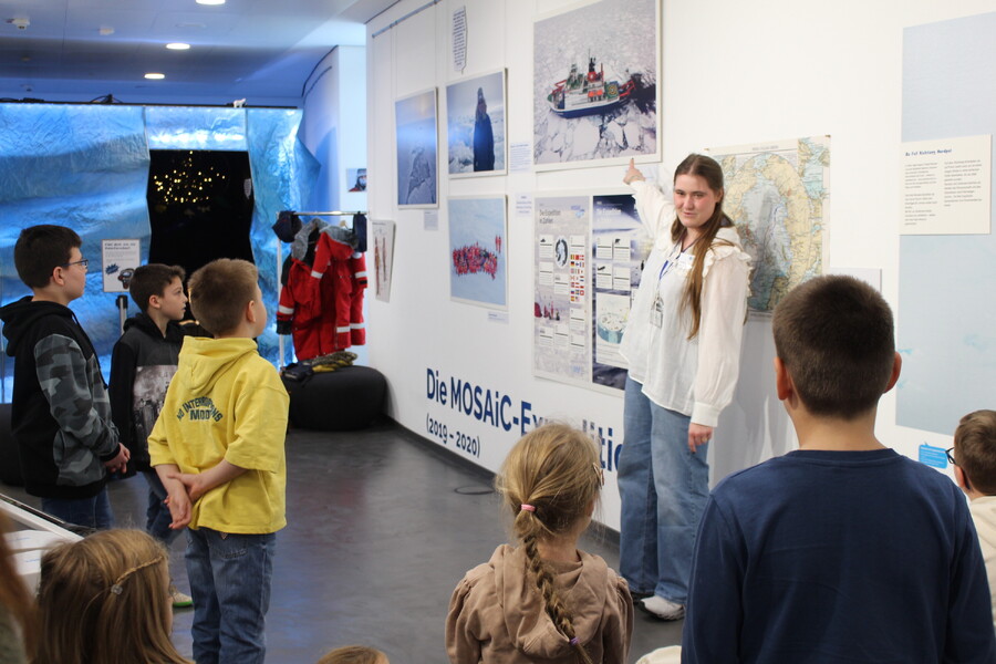 Kindergruppe bei F&uuml;hrung in der Sonderausstellung Polarstern.