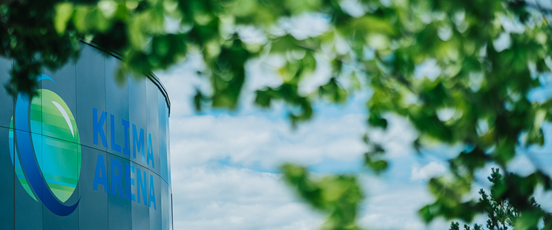 KLIMA ARENA Logo an Au&szlig;enfassade.