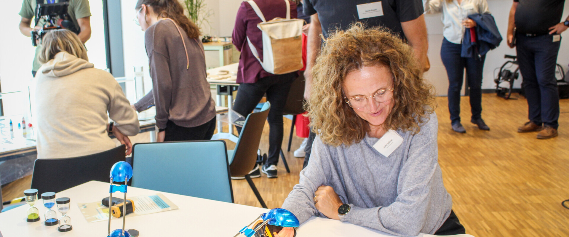 Eine P&auml;dagogin bei Durchf&uuml;hrung eines Experiments zum Albedo Effekt.