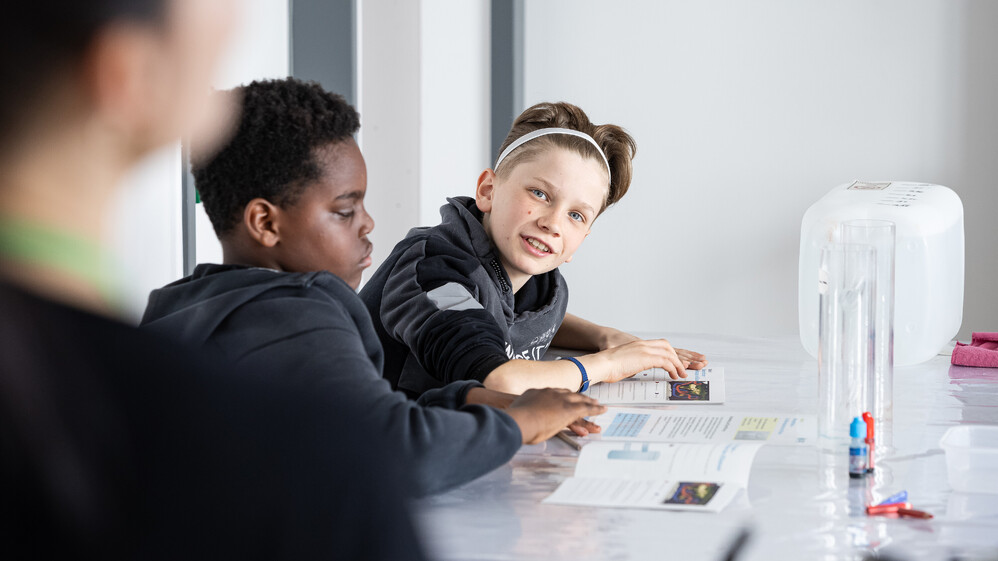 Sch&uuml;ler beim Experiment im Workshop.