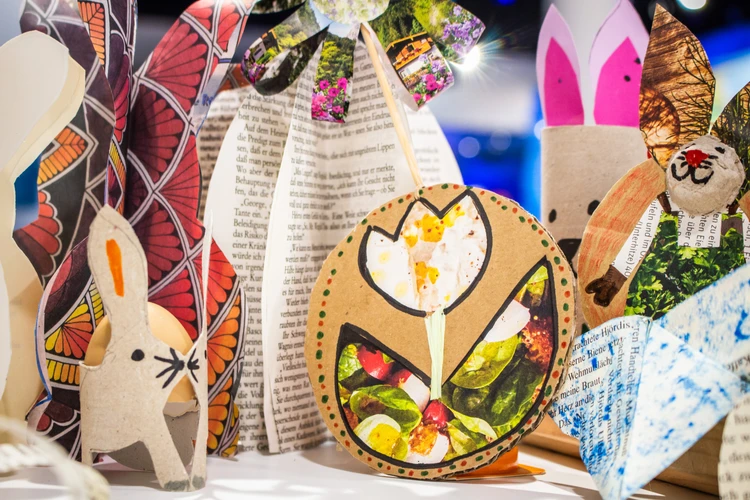 Auf dem Bild sind mehrere bunte, gebastelte Papierfiguren zu sehen.
