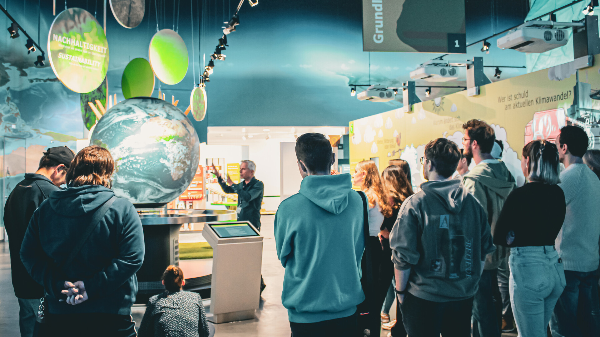 Gruppenf&uuml;hrung am Globus-Exponat in der KLIMA ARENA